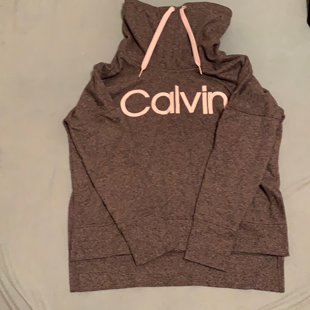 I’m selling a sweatshirt I got for Christmas of 2020 that it hasn’t been worn.